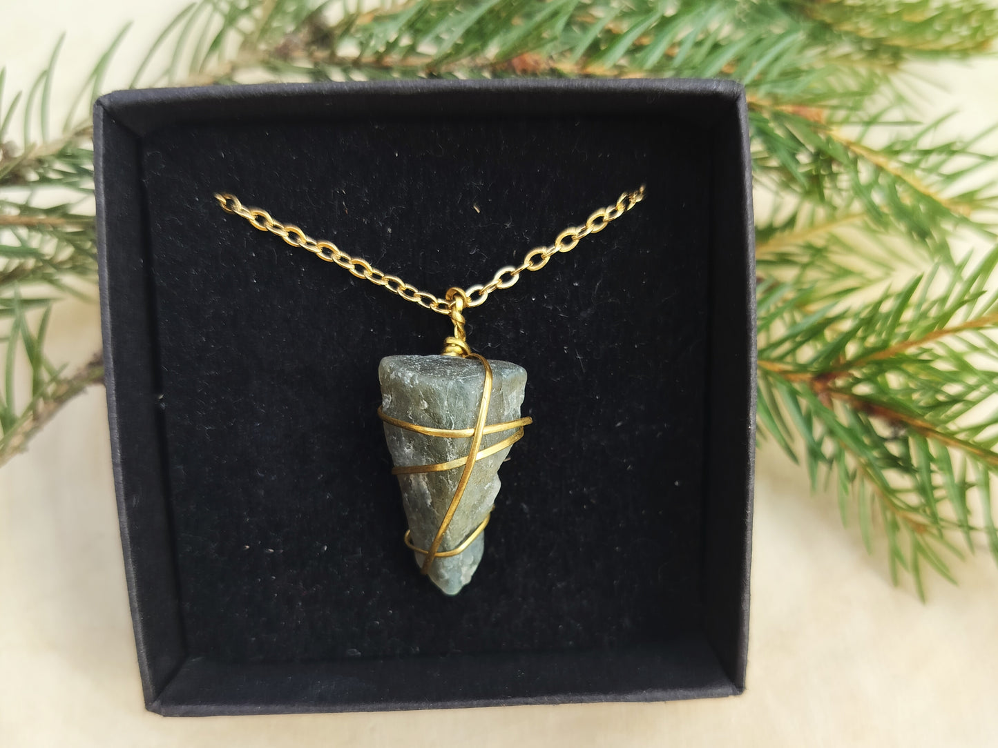 Labradoriitti riipus